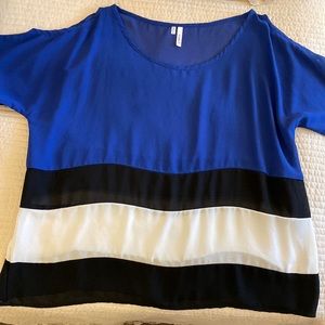 Studio Y - Cut out shoulder